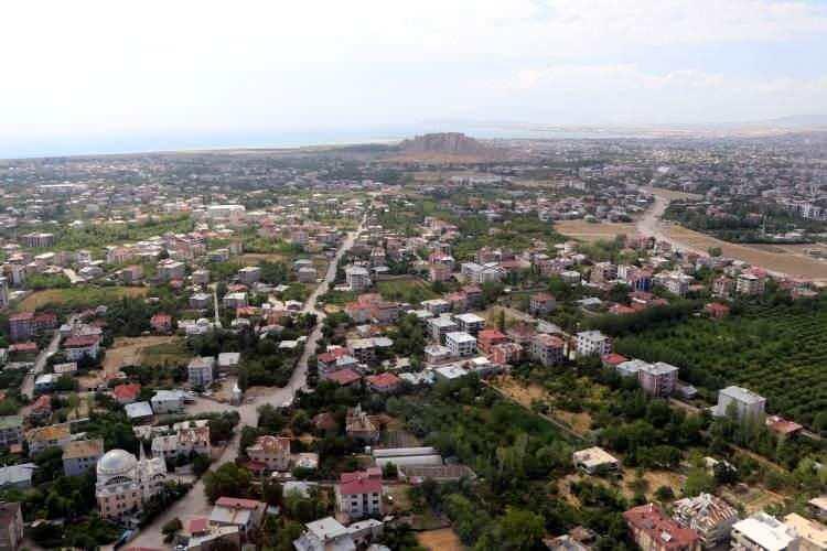 <p>Doç. Dr. Kardaş, geçmiş dönemlere bakıldığında birçok medeniyetin yer altı kaynaklarıyla ilgilendiğini belirterek, "Bu konuda Van ve çevresinde tarihte Osmanlı ve sonraki dönemde bir şeyler yapılmış mıdır diye araştırmalar yaptık.</p>
<p> </p>