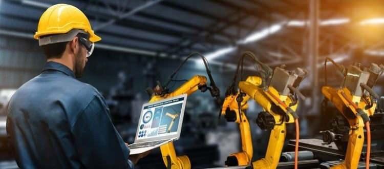 <p><strong>ROBOTİK MÜHENDİSLİĞİ</strong><br />
 </p>

<p>Bilim kurgu filmlerinde izlediğimiz robot teknolojisi artık pek çok boyutuyla gerçek oldu. Çok daha fazla gelişme potansiyeline sahip olan robot teknolojisi birçok sektörde aktif olarak kullanılıyor. Örneğin, üretim hatlarının başında robotları görmek artık şaşırtıcı değil. Ameliyat sırasında devreye giren cerrahi yardım robotları sağlık sektöründe fark yaratıyor.</p>
