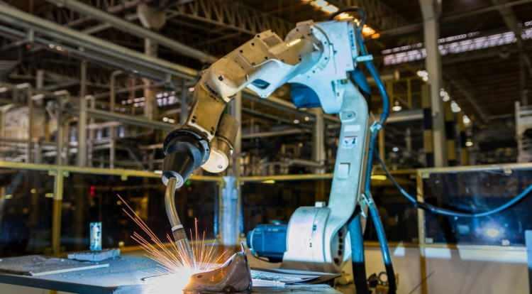 <p>Robotik Mühendisi uygun yazılımı hazırlayarak robotlar için görevleri tanımlar ve bu görevlerin nasıl yapılacağı konusunda gerekli komutları ve koordinasyonu düzenler. Robotik mühendisi olmak için matematik ve fen alanlarında yetkin olmanızın yanı sıra yazılım, bilgisayar ve algoritmalarda kendinizi geliştirmeniz gerekir.</p>