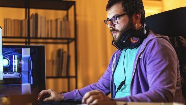 <p><strong>OYUN GELİŞTİRİCİSİ</strong><br />
</p>
<p>Oyun sektörünü yakından takip eden ve oyun oynayan biriyseniz, beş yıl gibi kısa bir sürede bile ne kadar ciddi ilerlemeler kaydedildiğini rahatlıkla gözlemleyebilirsiniz. Teknolojinin her geçen gün geliştiği ve internette geçirilen zamanın uzadığı bu günlerde oyun sektörü çok hızlı ilerliyor. Oyunların altyapıları sürekli güncellenip geliştirilirken, efektlerde ve görsellerde de büyük iyileştirmeler yapılıyor.</p>