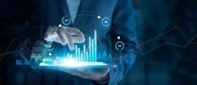 <p>Pek çok sektörün uzaktan çalışma düzenine geçtiği, online alışverişin en yüksek veriye ulaştığı, hatta sosyalleşme, eğitim, spor gibi faaliyetlerin dijital kanallardan yapılabildiği günümüzde dijital pazarlama uzmanlarına olan ihtiyaç da artıyor.</p>
<p>Dijital pazarlama uzmanı olabilmek için dijital trendleri yakından takip etmek, sosyal medya platformlarına hakim olmak, SEO, Google Analytics konusunda kendini geliştirmek ve dijital pazarlama trendleri oluşturmak gerekiyor.</p>