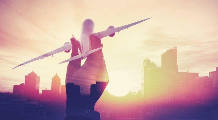 <p><em>İşte 2030 yılına kadar dünyadan silinecek meslekler</em></p>
<p> </p>
<p><strong>SEYAHAT DANIŞMANLIĞI</strong></p>
<p>Bir zamanlar yaz tatiliniz için rezervasyon yaptırırken, bir seyahat acentesine uğramak, birkaç broşüre göz atmak ve neşeli bir satış temsilcisinin her şeyi büyük boy bir bilgisayarda bir araya getirmesi gibi bir durum vardı. Artık kullanımı kolay karşılaştırmalı web sitelerinin bolluğu ile herkes kendi tatilini ayarlayabiliyor. Birçok seyahat operatörü bunu fark etti ve çevrimiçi tekliflerine odaklanmak için şubelerini kapatıyor.</p>