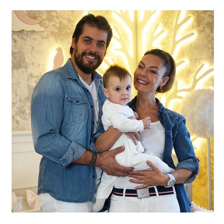 <p><span style="color:#000080"><strong>Sinan Güleryüz ile Özge Özder çiftine hayranlarından </strong></span><span style="color:#2F4F4F"><strong>"Geçmiş olsun"</strong></span><span style="color:#000080"><strong> mesajları geldi. </strong></span><a href="https://www.yasemin.com/"><span style="color:rgb(255, 255, 255)"><strong>(Yasemin.com)</strong></span></a></p>
<p> </p>