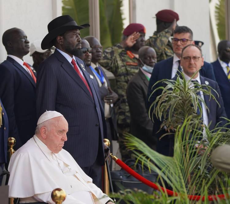 <p>Papa, Cuba'daki Başkanlık Sarayı'nda Devlet Başkanı Mayardit’in de hazır bulunduğu toplantıda, ülkedeki diplomatik ve sivil toplum temsilcileri ile bir araya geldi.</p>
