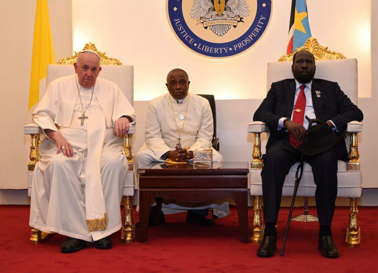 <p>Papa'nın, sürekli açlık ve çatışmalar gibi insani krizlerle gündeme gelen dünyanın en genç ülkesi Güney Sudan'da, barışı teşvik eden ve ülkedeki insani krizlere dikkati çeken görüşmeler gerçekleştirmesi bekleniyor.</p>