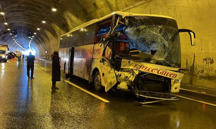<p>Anadolu Otoyolu Bolu kesiminde meydana gelen zincirleme trafik kazasında ilk belirlemelere göre 1 kişi hayatını kaybetti, 3 kişi yaralandı.</p>undefined
