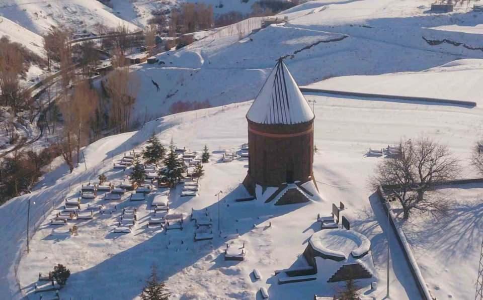 <p>Kar yağışı sonrası beyaz örtüye bürünen Cittaslow (Sakin Şehir) statüsüne sahip olan Ahlat’taki tarihi mekanlar ve şehrin genel görüntüsü dron ile görüntülendi. </p>
