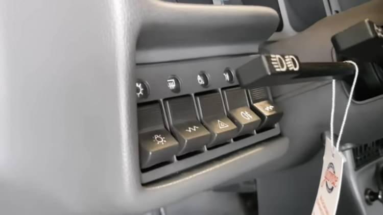 <p>Bu ülkede Holland Docc ismi ile satılan model, aynı tasarım çizgisi, aynı motor, aynı donanım ile yıllar sonra tekrardan üretilerek satışa sunuldu.</p>
