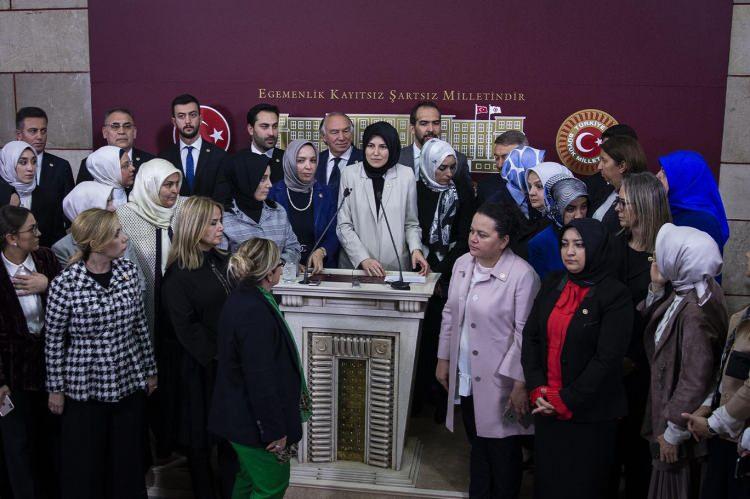<p><strong>SİYASETTE KADIN TEMSİLİ</strong></p>
<p><strong>6'LI MASA </strong>: Parlamento, yerel yönetimler, siyasi partiler ve kamu kurumlarında kadınların karar ve yönetim süreçlerine katılımını destekleyecek, kadın temsilini artıracağız.<br />
<strong>MEVCUT DURUM</strong>: Kadın temsili her alanda artıyor. En fazla kadın milletvekili AK Parti'de.</p>