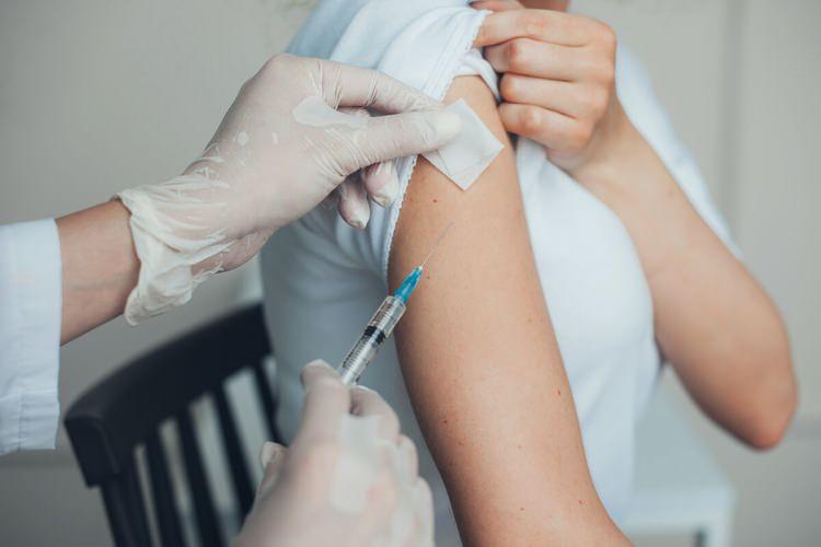 <p><strong>6'LI MASA:</strong> Genç kızlarımızı ve kadınlarımızı rahim ağzı kanserinden korumak için HPV aşısını geri ödeme sistemine dahil edeceğiz.<br />
<strong>MEVCUT DURUM:</strong> HPV aşısı yakında ücretsiz olacak.</p>