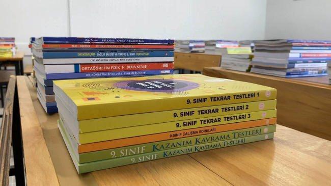<p><strong>6'LI MASA: Okul öncesi, ilköğretim ve ortaöğretimdeki tüm öğrencilere yardımcı kitaba ihtiyaç duymayacak şekilde ders kitaplarını yerel esnafa ve ekonomiye katkıda bulunacak şekilde ücretsiz temin edeceğiz</strong></p>
<p><strong>MEVCUT DURUM: MEB tüm öğrencilere toplamda 153 milyon ders kitabını ücretsiz dağıttı. 2003-2004 eğitim öğretim yılından itibaren ders kitapları, bakanlık tarafından öğrencilere ücretsiz olarak verilmeye başlandı.</strong></p>