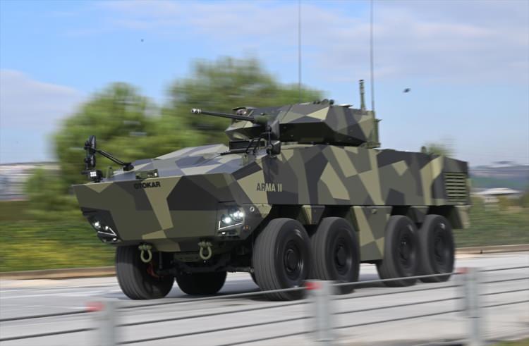 <p><span style="color:#A52A2A"><strong>120 MİLİMETRE AĞIR SİLAH SİSTEMLERİ KLLANILABİLECEK</strong></span></p>
<p> </p>
<p>Arma II 8x8 Tekerlekli Zırhlı Araç, Otokar'ın araştırma ve geliştirme ekibince klasik muharebe koşullarının yanında, farklı coğrafyalardaki çatışmalarda sıkça rastlanan asimetrik tehditler de göz önüne alınarak geliştirildi.</p>