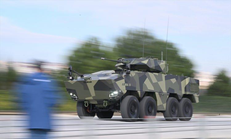 <p>Piyade sınıfı için standart tekerlekli zırhlı muharebe aracı ve zırhlı personel taşıyıcı araç olarak kullanılmasının yanında Arma II'ye farklı silah sistemleri, donanımlar ve çeşitli sistemler entegre edilebiliyor.</p>