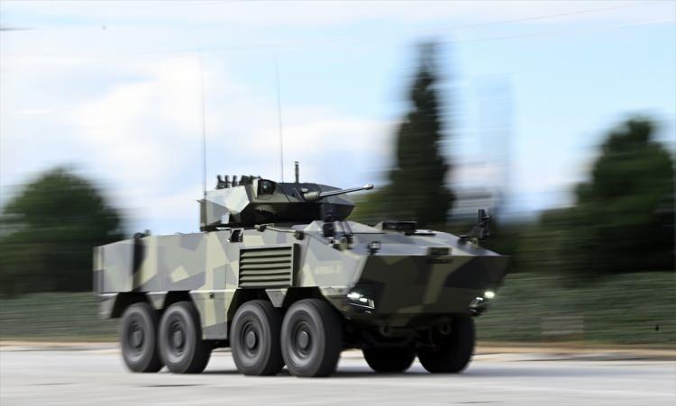 <p>Arma II, uygun alt sistemlerle muharebe sahası kurtarma görevlerinde hizmet verebiliyor, büyütülebilen gövde ana yapısının sağladığı ilave hacimle hem bakım-onarım hem de ambulans gibi çeşitli görevleri yerine getirebiliyor.</p>