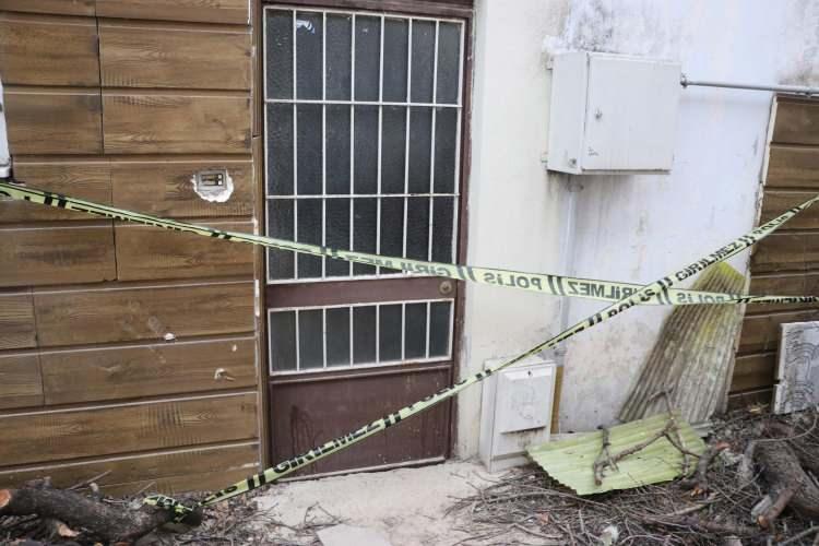 <p><strong>'&Ccedil;OCUK &Ouml;LM&Uuml;Ş, BEN ONU UYUYOR SANDIM'</strong></p>

<p>&Ouml;te yandan Murat bebeğin cesedini bulan komşusu &ccedil;arpıcı a&ccedil;ıklamalarda bulundu.</p>

<p>Evden bir &ccedil;ocuğun ağlama sesini duyduklarını ve bunun &uuml;zerine komşusuyla eve girmeye karar verdiklerini anlatan Akdoğan, şunları kaydetti:<br />
"Ağlayan &ccedil;ocuk, bir bebekmiş. Neredeyse divandan d&uuml;şecekti. &Ccedil;ocuğu divana yatırmışlar. Evi g&ouml;rseniz harabe durumdaydı. Aklınız durur. Her şey var evde. &Ccedil;&ouml;pl&uuml;k gibiydi. 9 aylık &ccedil;ocuğu evden alıp &ccedil;ıkarken bir kafa g&ouml;rd&uuml;m yerde. 'Burada &ccedil;ocuk var' dedim. Hemen polis memurunu &ccedil;ağırdım. &Ccedil;ocuk &ouml;lm&uuml;ş, ben onu uyuyor sandım."</p>
