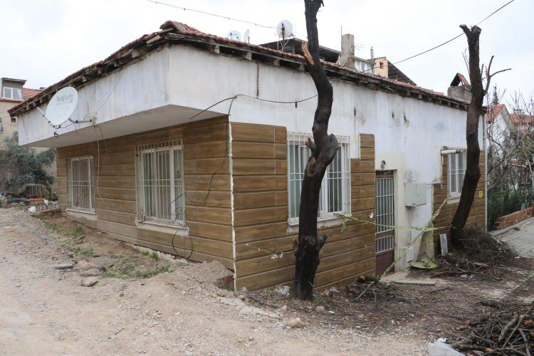 <p><strong>'BİR&Ccedil;OK KEZ OPERASYON YAPILDI BU EVE'</strong></p>

<p>Akdoğan, &ouml;len &ccedil;ocuğun kimse g&ouml;rmesin diye &uuml;zerinin &ouml;rt&uuml;ld&uuml;ğ&uuml;n&uuml; tahmin ettiğini ifade ederek, ş&ouml;yle konuştu:</p>

<p>"Yerde elektrikli sobanın &ouml;n&uuml;nde &ouml;rt&uuml;vermişler &ccedil;ocuğun &uuml;st&uuml;n&uuml;. Diğer &ccedil;ocuk acıkmıştı. Onu aldım eve g&ouml;t&uuml;rd&uuml;m. &Ccedil;orba i&ccedil;irdim. İfadesini almaya gelen polise '&Ccedil;orbamı i&ccedil;ip de gelsem olur mu?' diye sordu. Ben bug&uuml;n sabah ettim uyuyamadım. B&ouml;yle g&ouml;z&uuml;m&uuml;n &ouml;n&uuml;ne geldi hep bu &ccedil;ocuk. Bunların ka&ccedil;ıncı olayı. Uyuşturucu yakaladılar burada. Bir&ccedil;ok kez buraya operasyon yapıldı, bu eve."</p>
