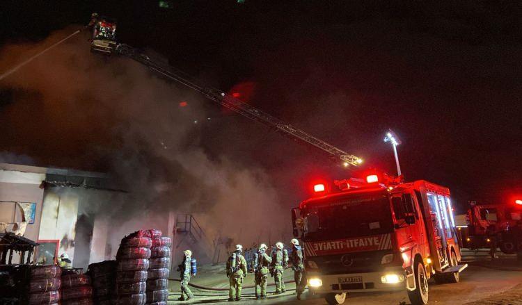 <p>İstanbul'un Çatalca ilçesinde bir fabrikada çıkan ve yandaki fabrikaya da sıçrayan yangın, itfaiye ekiplerinin müdahalesiyle söndürüldü.</p>

