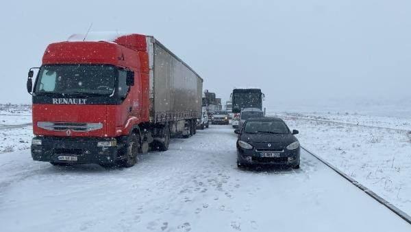 <p><strong>Diyarbakır-Şanlıurfa kara yolunda aksamalar yaşanıyor</strong></p>

<p>Diyarbakır-Şanlıurfa kara yolunda, etkili olan kar yağışı nedeniyle ulaşımda aksamalar yaşanıyor. Ekipler, kara yolunun a&ccedil;ık tutmak i&ccedil;in &ccedil;alışmalarını s&uuml;rd&uuml;r&uuml;yor.</p>
