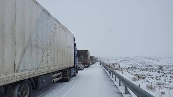 <p>Sabah saatlerinde etkili olan kar yağışı hayatı olumsuz etkiledi. Diyarbakır-Şanlıurfa kara yolunda yağış nedeniyle ulaşımda aksamalar yaşandı. Kayan ara&ccedil;lar nedeniyle kara yolunda uzun kuyruklar oluştu.</p>
