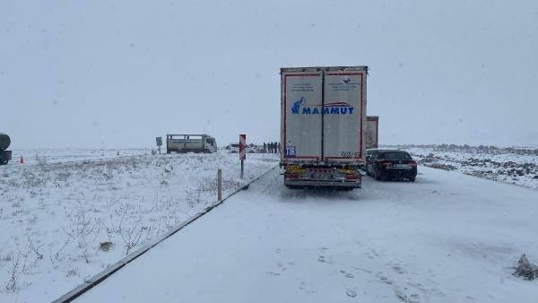 <p>B&ouml;lgede AFAD ve Jandarma ekipleri yolda mahsur kalan ara&ccedil;lara m&uuml;dahale ederken, Karayolları ve belediye ekipleri ise kar k&uuml;reme &ccedil;alışması yapıyor. Kent ve il&ccedil;e merkezlerinde ise belediyeler ise belediyeler temizlik &ccedil;alışması y&uuml;r&uuml;t&uuml;yor.</p>
