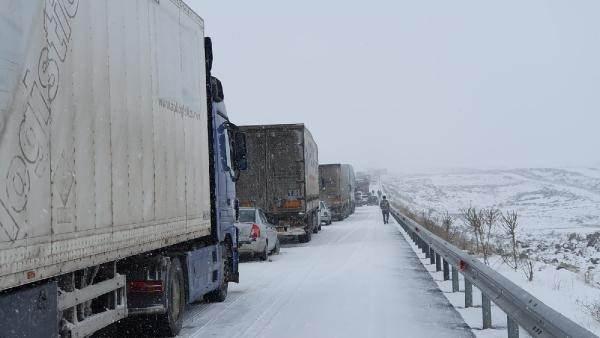 <p>Yenişehir Belediyesi, il&ccedil;ede buzlanmaya karşı bulvar, cadde ve sokaklarda kar k&uuml;reme ve tuzlama işlemleri başlattı.</p>
