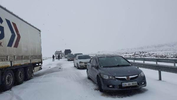 <p>arla m&uuml;cadele ekiplerinin 7/24 etkin bir şekilde sahada karla m&uuml;cadele verdiğini belirten Yenişehir Kaymakamı ve Yenişehir Belediyesi Başkan Vekili Murat Beşikci, &ldquo;Yılın ilk karının yağmasının ardından vatandaşlarımızın bu durumdan olumsuz etkilenmemesi i&ccedil;in ekiplerimiz sahaya intikal etmiş bulunmaktalar.</p>
