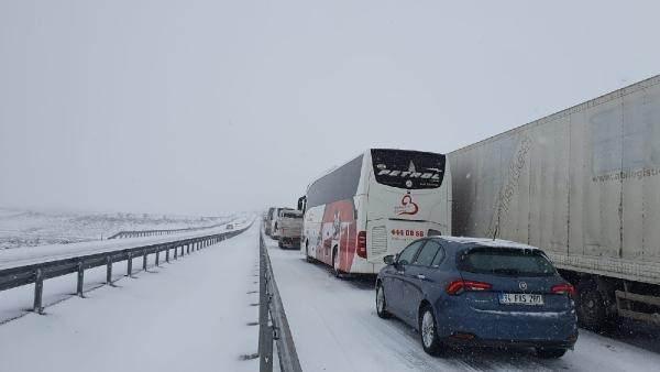<p>Vatandaşlarımızdan ulaşım ara&ccedil;larına kar lastiği takmalarını, ara&ccedil; antifrizlerini kontrol etmelerini, emniyet kemerlerini takmalarını ve ara&ccedil;larında zincir bulundurmalarını rica ediyoruz.&nbsp;</p>
