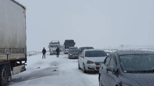 <p>Ekiplerimiz 7/24 vatandaşlarımızın memnuniyeti ve g&uuml;venliği i&ccedil;in &ccedil;alışmaya devam edecektir&rdquo; dedi.</p>
