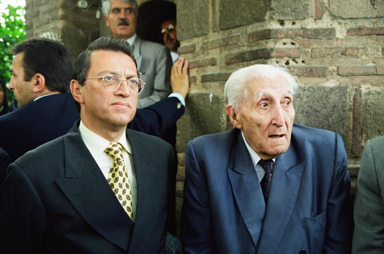 <p> Bölükbaşı, 14 Temmuz 1997'de, Başbakan Mesut Yılmaz ile bir cenaze törenine katılmıştı. </p>
