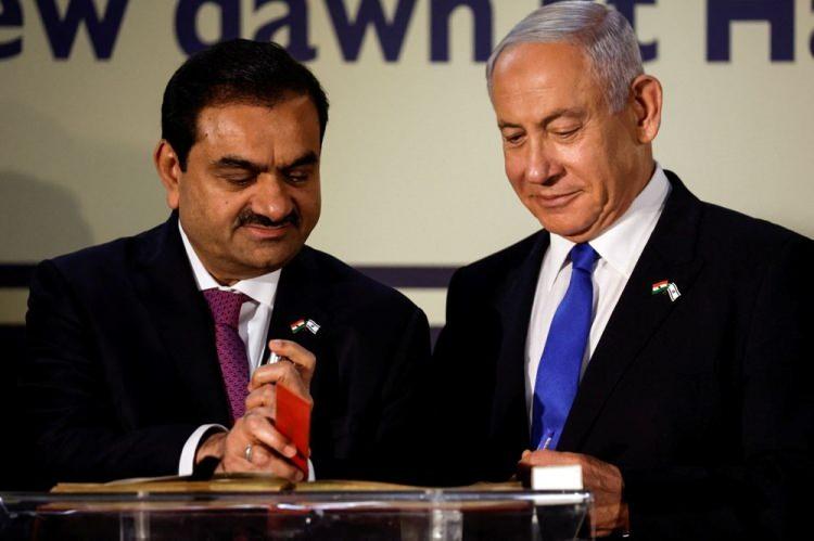 <p>Bununla birlikte, Adani son 10 yıl içinde Hindistan'ın en büyük kömür madeni işletmecisi oldu. Adani şirketleri büyük şehirlerde havalimanları işletiyor, yollar inşa ediyor, elektrik üretiyor, savunma teçhizatı üretiyor, tarımsal insansız hava araçları geliştiriyor, yemeklik yağ satıyor ve bir medya kuruluşu işletiyor. Fosil yakıt şirketleri olmasına rağmen milyarder Adani, aynı zamanda 2030 yılına kadar dünyanın en büyük yenilenebilir enerji oyuncusu olmayı hedefliyor.</p>