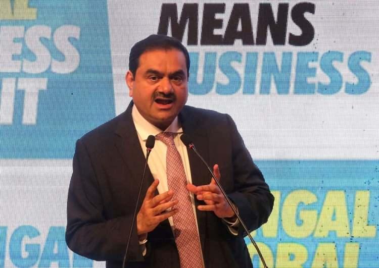 <p>ADANİ, NASIL ASYA'NIN EN ZENGİN İNSANI OLDU?</p>
<p> </p>
<p>Adani'nin net serveti son yıllarda şirketlerinin hisse fiyatları borsada yükseldikçe yaklaşık yüzde 2 bin arttı. Ancak, Adani, servetinin çoğunun hükümetle ve Başbakan Narendra Modi ile olan yakın bağlarından kaynaklandığını nedeniyle sürekli eleştirildi. Muhaliflar, Hinsitan hükümetini daha önce, Adani'nin havalimanlarını işletme ihalelerini kazanmasını kolaylaştırmak için ihale kurallarını ayarlamakla suçladı. Adani’nin şirketi ise sözleşmelerin şeffaf bir süreçle adil bir şekilde kazanıldığını açıklayarak bu iddiayı reddetti.</p>