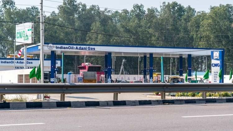 <p>ADANI GRUBU NEDEN 68 MİLYAR DOLAR KAYBETTİ?</p>
<p> </p>
<p>Hindenburg Research'ün geçen hafta yayınladığı raporun ardından, Bloomberg'in tahminine göre Adani Grubu'ndaki şirketler yaklaşık 68 milyar dolar kaybetti. ABD’li araştırma şirketi, Adani grubunu araştırmak için iki yıl harcadığını ve Adani'de borsaya kote yedi şirketin "Yüzde 85 aşağı yönlü risk" ile aşırı değerlendiği sonucuna vardığını duyurdu. Holding aleyhindeki ana iddialar, diğer suiistimallerin yanı sıra hisse senedi fiyat manipülasyonu ve muhasebe dolandırıcılığını da içeriyor. Rapor, ayrıca Adani Group'un hisse fiyatlarını yükseltmek için Adani'nin ailesiyle bağlantılı offshore paravan şirketleri kullandığını iddia ediyor. </p>