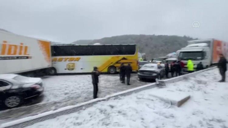 <p>Son dakika haberine göre Anadolu Otoyolu'nun Bolu-Yedigöller mevkisinde meydana gelen zincirleme trafik kazası nedeniyle İstanbul yönünde ulaşım sağlanamıyor.</p>
