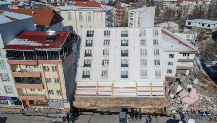 <p><strong>"ÇOK ŞİDDETLİ BİR DEPREM YAŞADIK"</strong></p>

<p>Yıkılan binanın çevresinde ikamet eden 67 yaşındaki Nurdagül Bozok, AA muhabirine, halen olayın şokunu atlatamadığını söyledi.</p>
