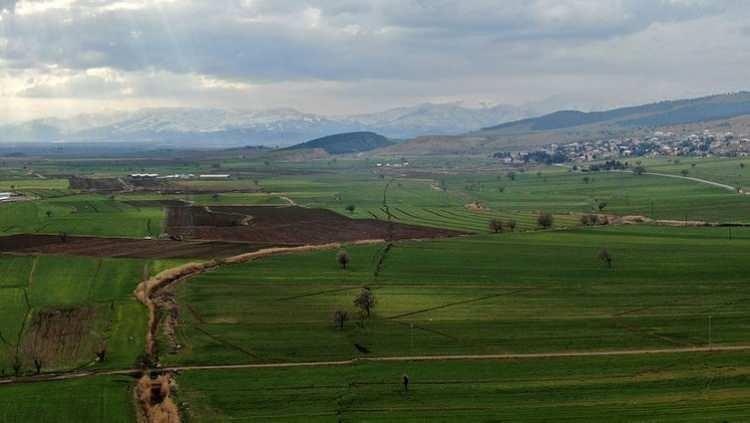 <p>Yolun fayın geçtiği noktalarda atması, yani yaklaşık belirli yerlerde 3 metre, 5 metre kadar olabiliyor.<br />
 </p>

<p>Geniş bir coğrafyayı etkiliyor. Fayın olduğu yer başta olmak üzere, 300-350 kilometrelik alanda bu etki var" dedi.</p>

<p> </p>
