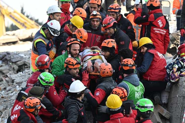 <p>Aynı binada başka kişilerin de olduğu, kurtarma çalışmalarının devam ettiği öğrenildi.</p>
<p> </p>