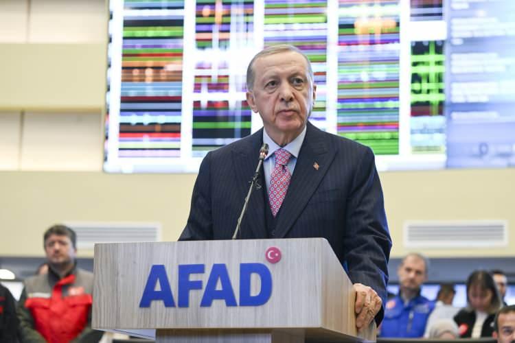 <p>Cumhurbaşkanı Recep Tayyip Erdoğan, Kahramanmaraş merkezli depremler nedeniyle 10 ili kapsayan ve 3 ay sürecek Olağanüstü Hal (OHAL) kararı alındığını duyurdu.<br />
<br />
Ayrıca, illerin "Genel Hayata Etkili Afet Bölgesi” ilan edileceğini de açıkladı.</p>
