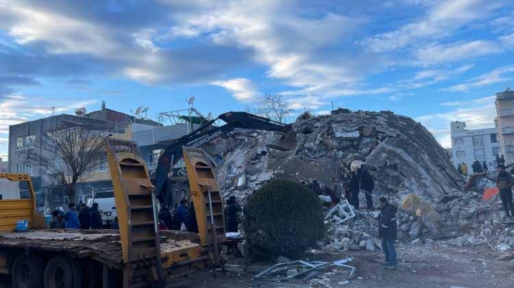 <p>Olağanüstü hal ilan edilen bölge içindeki kamu kurum ve kuruluşlarıyla tüzel ve gerçek kişiler, kendilerinden istenecek veya yükümlülük konulacak arazi, arsa, bina, tesis, araç, gereç, yiyecek, ilaç ve tıbbi malzeme ile giyecek ve diğer maddeleri vermek zorunda olacak.</p>