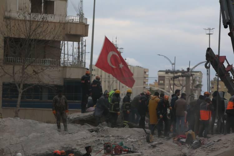 <p>Olağanüstü hal ilan edilen bölgelerde yaşayan 18-60 yaş arasındaki vatandaşlar, olağanüstü hal sebebiyle kendilerine verilecek işleri yapmakla yükümlü olacak.</p>