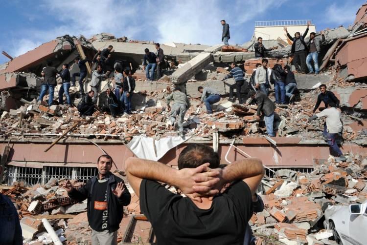 <p>24 yıl önceki Kocaeli merkezli olarak Sakarya, İstanbul, Yalova, Bolu, Bursa, Eskişehir gibi şehirlerde ölümcül yıkımlara sebep olan 7.4’lük Marmara Depremi ve 7.2’lik Düzce depremini hatıra defterine yazılı olarak not alan Gazeteci Özge Özdemir’in, dönemin gazete kupürlerini de yapıştırdığı sayfalar tarihi bir vesika değerinde.</p>
