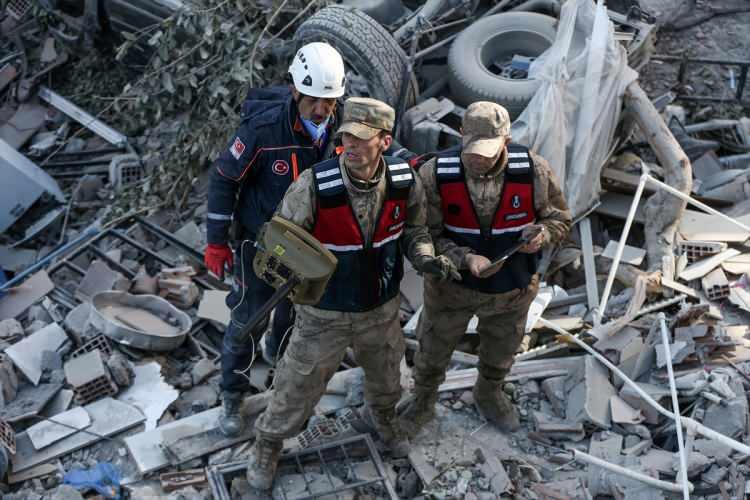 <p>iğit, cihazın manyetik ve termal özellikte iki ayrı tarama yapabildiğini, enkaz altındaki demir, beton ve insanın bulunduğu alanların net yerlerini manyetik tarama ile canlı olup olmadığının da termal tarama yöntemi ile tespit ettiğini anlattı.</p>
