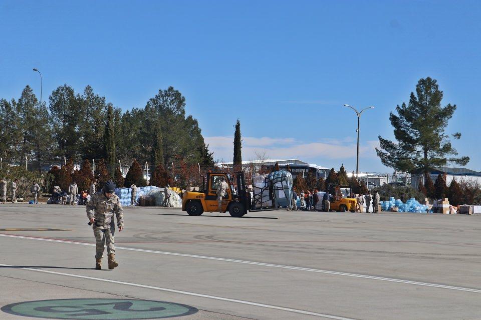 <p>Türk Silahlı Kuvvetleri'nin sefereber olduğu süreçte, depremzedelere ulaştırılan sağlık ve yaşam malzemeleri askerler tarafından uçak ve helikopterlere taşındı. Adıyaman Havaalanına inen uçak ve helipoterdeki malzemeler yine askerler tarafından omuzlarda taşınarak depremzedelere ulaştırıldı.</p>

<p> </p>
