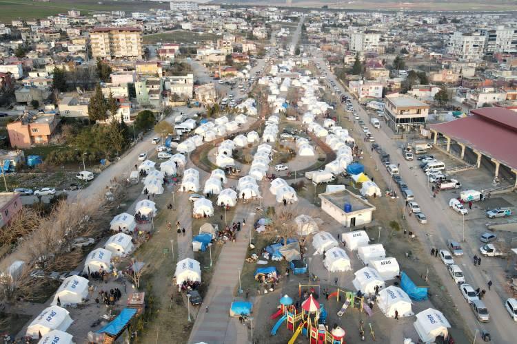 <p>Çadır kentlerin yanı sıra Gaziantep'te altyapısı hazır alanlarda öncelikle Şahinbey, Şehitkamil, İslahiye, Nizip ve Nurdağı ilçelerinde şu ana kadar 1522 konteyner kurulduğu ve bu sayının 15 bine çıkarılacağı ifade edilen açıklamada, kurulacak yeni yaşam alanlarıyla ilgili altyapı çalışmalarının aralıksız sürdürüldüğü belirtildi.</p>
