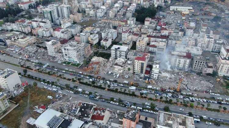 <p><strong>"ABD'DE OLSA GÖRÜLMEMİŞ BİR HASARA YOL AÇARDI" </strong></p>
<p>1989 yılındaki depremde San Francisco Körfez Köprüsü'nün taşıtların üzerine kısmen çökecek kadar sallandığını söyleyen Washington Post, <strong>"Türkiye depremi, ABD'de yaşanmış olsaydı görülmemiş bir hasara yol açardı"</strong> ifadelerini kullandı.</p>
