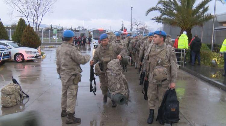 <p>Tuzla 3. Jandarma Komando Tabur Komutanığı'ndan askerler de havalimanının genel havacılık  bölümünde toplandı. Arama kurtarma ekipleri ve askerler özel uçak seferleriyle AFAD'ın yönlendireceği deprem bölgelerine gidecek.</p>
