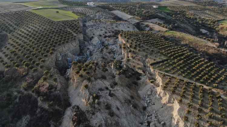 <p>Hatay’da deprem sonrası bir köydeki zeytin tarlasını ikiye bölen 30 metre derinliğinde yaklaşık 200 metre genişliğinde dev bir yarık oluştu. Bölge sakinleri depremde büyük bir patlama sesi duyduğunu ifade etti.</p>
