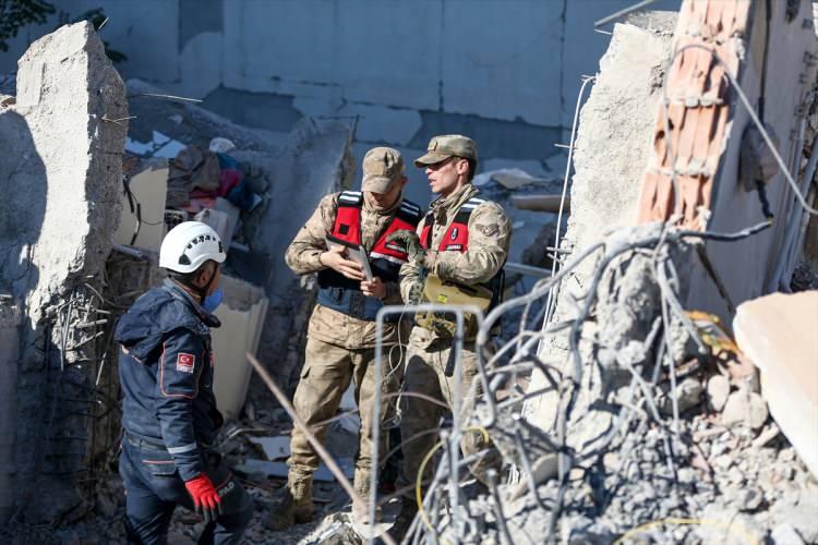 <p>Cihaz operatörlerinden Jandarma Astsubay Üstçavuş Ahmet Yiğit, depremde ilk günden itibaren Osmaniye'deki bina enkazlarında canlı ve hayatını kaybeden vatandaşların yerlerinin net tespitinin yapılmasını sağladıklarını belirtti.</p>
