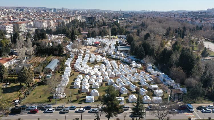 <p>Depremzedelerin acil barınma ihtiyacı için ilçe ve beldelerde çadır kentler kurulmaya başlandığı kaydedilen açıklamada, "Çevre, Şehircilik ve İklim Değişikliği Bakanı Murat Kurum'un koordinasyonunu yürüttüğü Gaziantep'teki deprem çalışmaları kapsamında, ilk etapta 80 bin vatandaşın geçici barınması için çadır kentler ve konteyner kentler kurulmaya başlandı." ifadesine yer verildi.</p>

