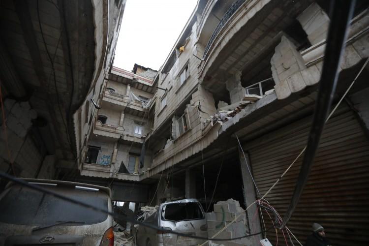 <p>Esed rejiminin haber ajansı SANA'nın haberine göre, depremde Halep, Hama ve Lazkiye illerinde rejim kontrolündeki bölgelerde 430 kişi hayatını kaybetti, 1315 kişi yaralandı.</p>

<p> </p>
