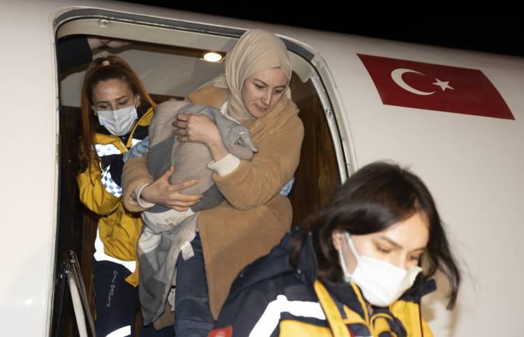 <p>Deprem sırasında Kahramanmaraş'taki hastanelerde, refakatçileri olmadan tedavileri süren diğer 14 bebeğin de ailelerine ulaşılamadığı için başkentte koruma altına alındığı öğrenildi.</p>